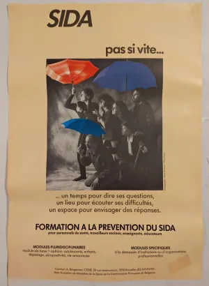 affiche des années 90 qui annonce une formation à la prévention du SIDA. l'ancienne équipe y est représentée dans une photo noir et blanc avec des parapluies de couleur